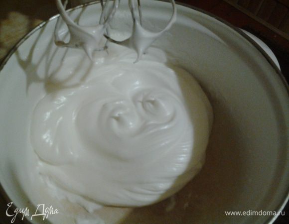 Белки взбить с оставшимся сахаром до устойчивых пиков