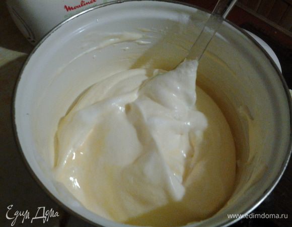 Аккуратно соединить белки и желтки