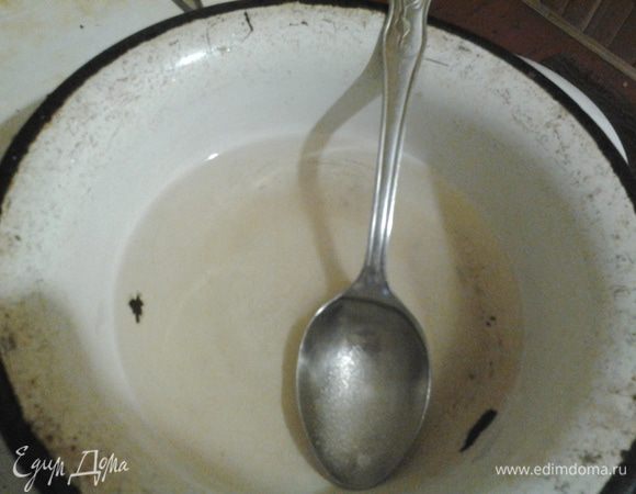 Приготовим сироп для пропитки: растворить сахар и коньяк в кипятке, остудить