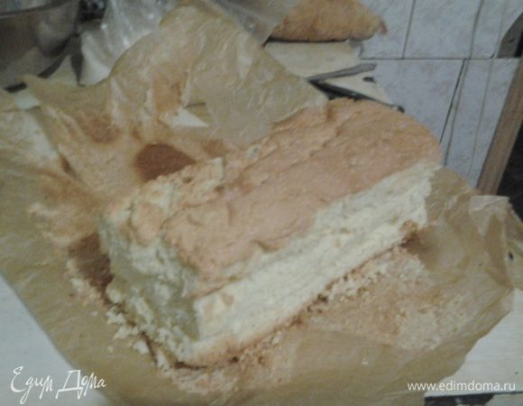 Бисквит обрезаем со всех сторон