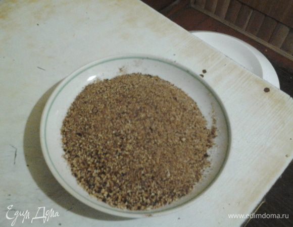 Обрезки бисквита поджарить в духовке до коричневого цвета. Измельчить в блендере в мелкую крошку и смешать с 1 ч.л. какао