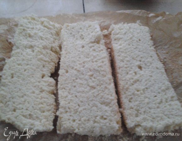 Разрезаем бисквит на 3 коржа