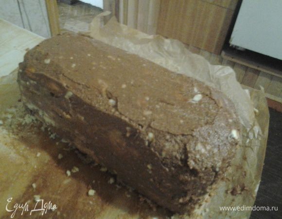 В оставшийся крем добавляем 1 ч.л. какао и обмазываем торт