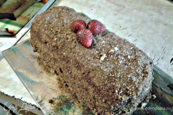 Обсыпаем торт бисквитной крошкой и украшаем кремом, ягодами или фруктами