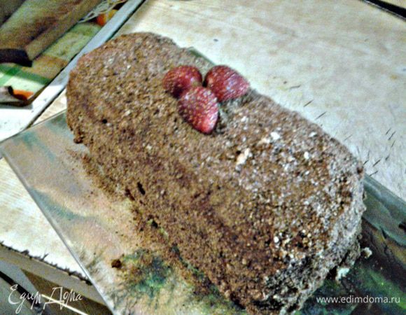 Обсыпаем торт бисквитной крошкой и украшаем кремом, ягодами или фруктами