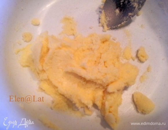 Сливочное масло и сахар растереть до гладкой массы.