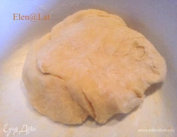 Ввести муку, соду, соль. Замесить тесто. тесто месить не долго, т.к. долгое вымешивание делает готовые изделия жесткими.