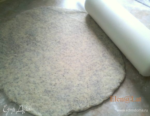 Готовое тесто раскатать в пласт, не тонкий, и вырезать кружочки, диаметр может быть различный!