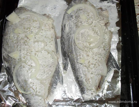 Рыбу посолить, смазать йогуртом, внутрь брюшка положить несколько веточек базилика, и лук полукольцами. сверху леща посыпать слегка розмарином и немного лука.