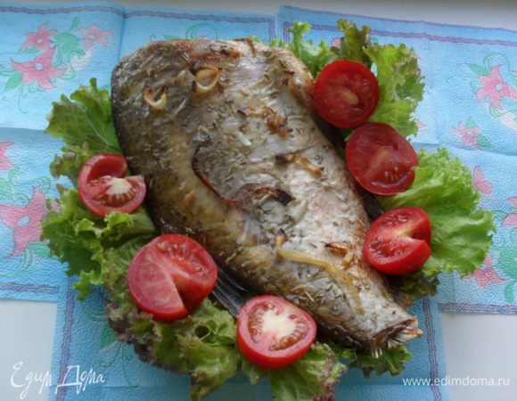 Выложить рыбу на противень (я застелила фольгой), поставить в духовку. Запекать леща при температуре 180 градусов 60 минут. При подаче по желанию украсить зеленью. Приятного аппетита!