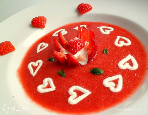 Клубничный соус делаем измельчая клубнику в блендере (по вкусу добавить фруктозу или сах.пудру).Порезать кусочки киви ко всему(можно любые другие фрукты).Клубничный соус разлить по тарелкам добавить творожные островки.Приятного аппетита.Можно в клубничный соус из пастообразного творога нарисовать любые фигурки.