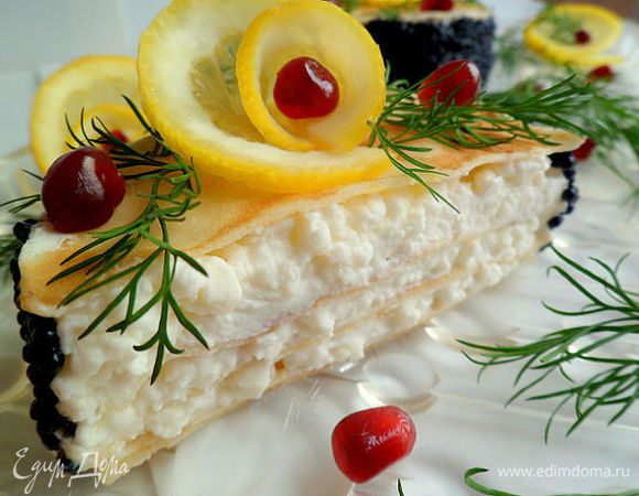 Для начинки берем  зернистый ,не кислый творог .Если творог суховат,то добавляем в него сметанки.И начинаем прослаивать блины,делая небольшие тортики.