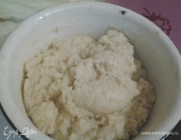 Когда масло полностью растворится, всыпать муку и тщательно вымешивать до тех пор, пока мука хорошенько не заварится. Тесто переложить в миску и остудить хотя бы до 60-70С