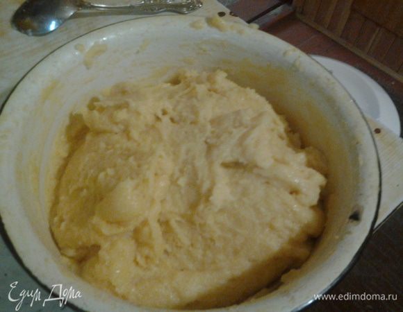 Яйца разболтать в миске и понемногу добавлять в тесто тщательно вымешивая, тесто должно быть гладким, без комочков