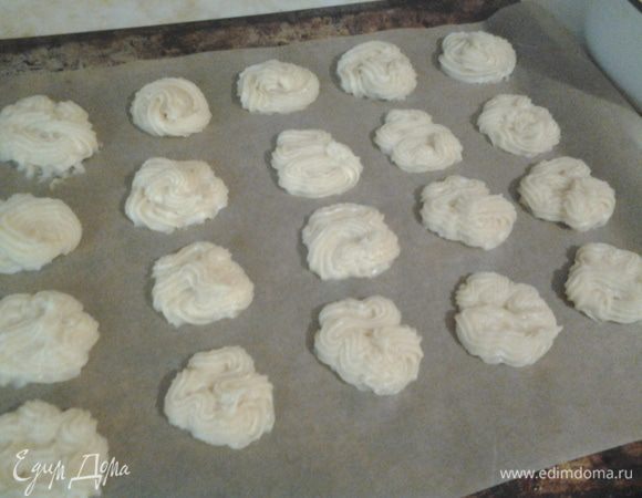 С помощью кондитерского шприца или ложки отсадить изделия на противень, застеленный пергаментом и выпекать в предварительно разогретой до 210С духовке сначала 10 минут, затем уменьшить температуру в духовке до 180С и выпекать еще 30-35 минут