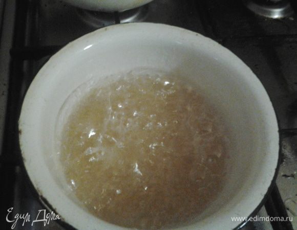 Приготовить крем.
Для этого сахар растворить в воде, довести сироп до кипения и кипятить до тех пор пока он не станет достаточно густым. Проверить можно капнув сироп в чашку с ледяной водой, если можно пальцами скатать шарик, значит сироп готов