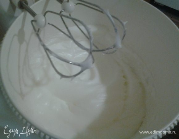 Белки взбить с ванилином до крепких пиков
