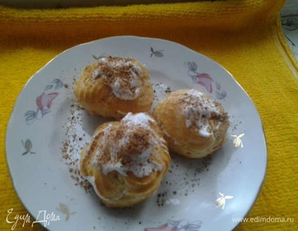 Холодные пирожные разрезать ножом и заполнить кремом, сверху можно смазать сиропом, кремом или вареньем и посыпать бисквитной крошкой или сахарной пудрой. Подавать холодными