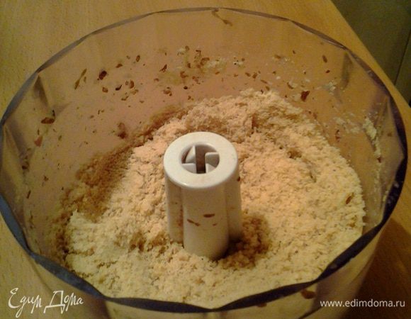 измельчаем в блендере орехи, печенье