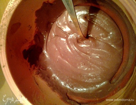 смешиваем подтаявшее сливочное масло и сгущенку.добавляем к ним какао, перемешиваем. можно добавить не 5, а 6-7ч.л. чтобы усилить шоколадный вкус