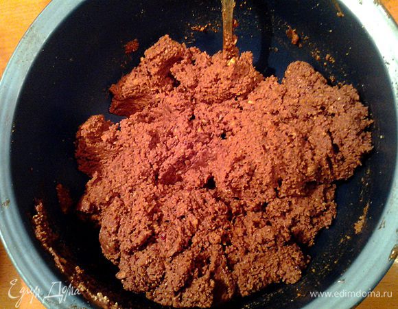 добавляем к смеси измельченные орехи и печенье. перемешиваем, добавляем столовую ложку водки. в этом нет ничего опасного для маленьких детей!!! это просто улучшает вкусовые качества. 