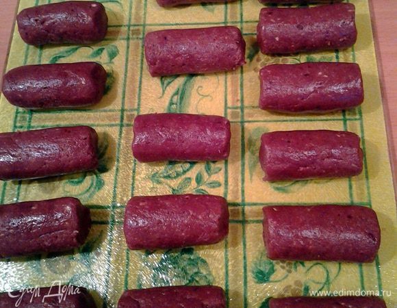 оставляем на 30-60минут, чтобы крошки печенья размякли. затем лепим пирожные. лучше делать небольшие,так как они очень сытные. 
