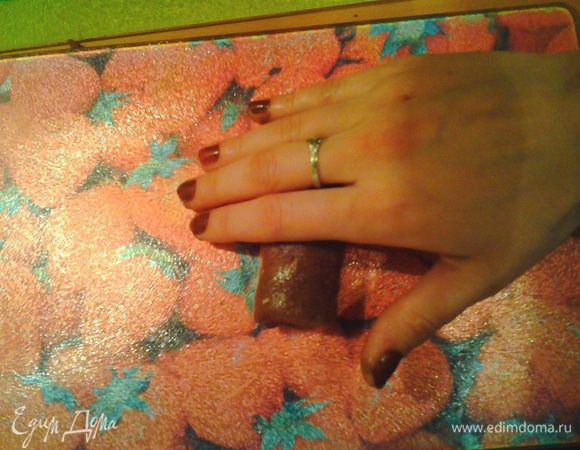 чтобы пирожные получились ровненькие, их нужно немножко раскатать, как колбаску. оставляем из ненадолго в холодильнике