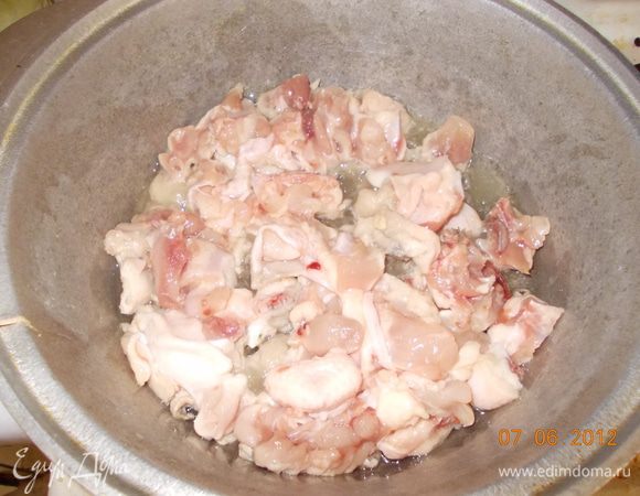 курицу порезать на небольшие кусочки