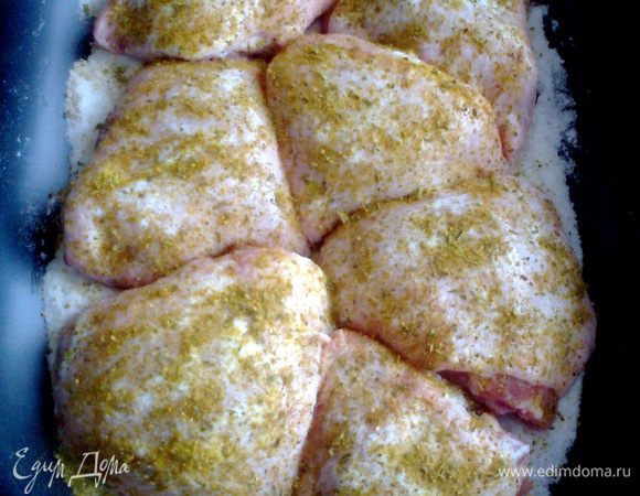 Таким же способом можно запечь любую часть курицы.Недавно,например,купила верхние половинки ножек и тоже положила на соль,посыпала приправками(можно уже меньше кг взять!).Готовятся меньше часа!Очень вкусно!Все едят и хвалят)))