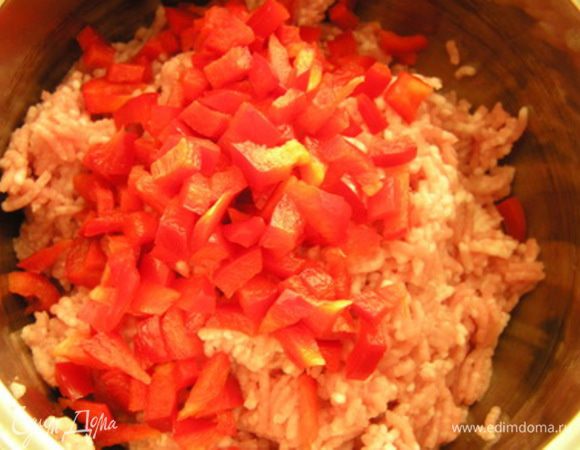 Хлеб замочить в молоке. К фаршу добавить мелко нарезанный перец, перемешать,