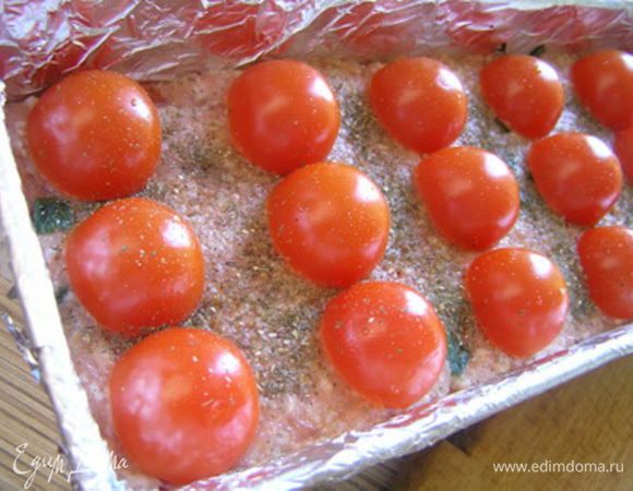 Черри разрезать на половинки, разложить сверху. Посыпать сушеными травами.