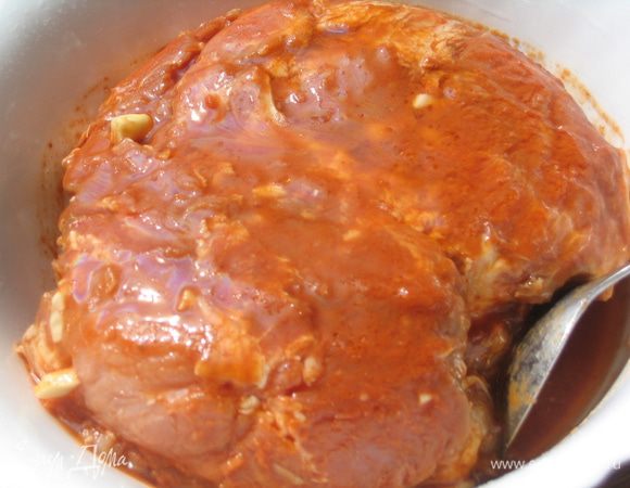 Чтобы мясо получилось сочным, для этого блюда надо обязательно брать свиную шейку, которая содержит немного сала. Поскольку мясо предварительно не маринуется, сало хорошо пропитывает его своими соками. Свиную шейку следует обмазать смесью аджики, меда и тертого чеснока