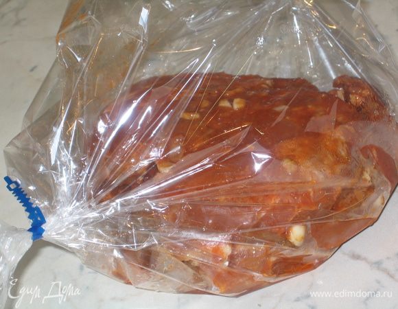 Разогреть духовой шкаф до температуры 220 градусов в конвекционном режиме (горячий обдув). Уложить подготовленное мясо в рукав для запекания, завязать с двух сторон и разместить на холодной решетке. Запекать 1 час (на это время можно про него забыть и не подходить). Если кусок мяса больше одного кг., то надо увеличить время приготовления. Рукав для запекания выдерживает максимальную температуру 230 градусов (обязательно смотрите на информацию с упаковки)