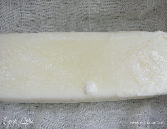 Всё очень просто... На ночь отправляем кефир прямо в упаковке в морозильную камеру. Утром пакет вскрыть и откинуть замороженный кефир на марлю...