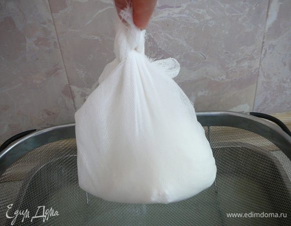 Когда кефир растает, марлю взять за противоположные концы и связать узлами. 