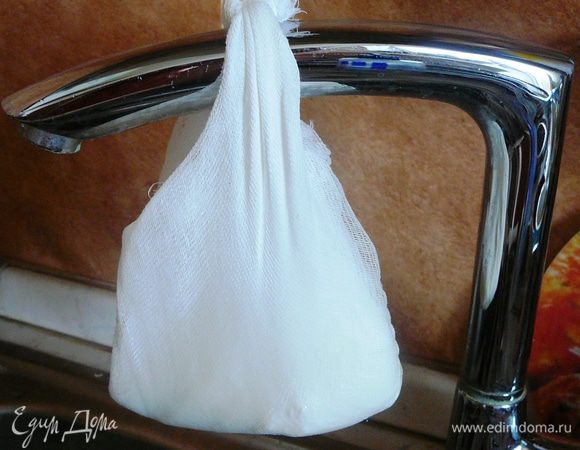 Повесить марлю с творогом и дать сыворотке хорошо стечь...