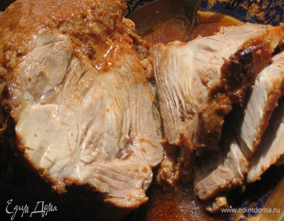 Запеченное мясо подается либо в горячем виде, либо в холодном (как буженина). Очень быстро, без хлопот и вкус Вас порадует...сверху, благодаря смеси аджики и меда, образовывается остро-сладкая корочка, а внутри очень сочное мясо. Приятного аппетита