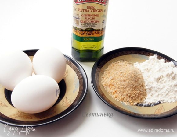 Для процесса позолоты нам понадобятся вареные яйца, желток от сырого яйца, немного муки, панировочных сухарей и масло.