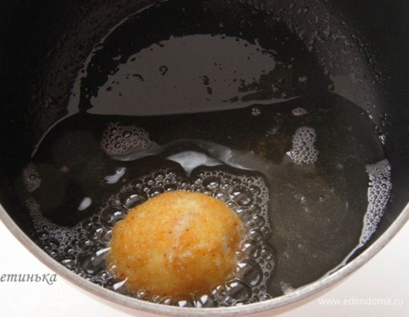 Затем нагреваем масло и отправляем туда подготовленное яйцо. Я много масла не наливаю, где-то на 1-1,5 см. как только с одной стороны позолотится яйцо, сразу же перекатывайте на другой бочок. Процесс вообщем-то простейший и мгновенный!