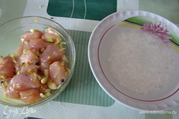 Рис замочить в воде.Грудинку нарезать небольшими кусочками и замариновать с луком, имбирем, базиликом,тимьяном, куркумой, черным перцем, солью, 2 ст.ложки олив. масла. Дать постоять минут 30. Разогреть духовку до 220гр