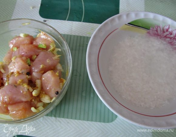 Рис замочить в воде.Грудинку нарезать небольшими кусочками и замариновать с луком, имбирем, базиликом,тимьяном, куркумой, черным перцем, солью, 2 ст.ложки олив. масла. Дать постоять минут 30. Разогреть духовку до 220гр