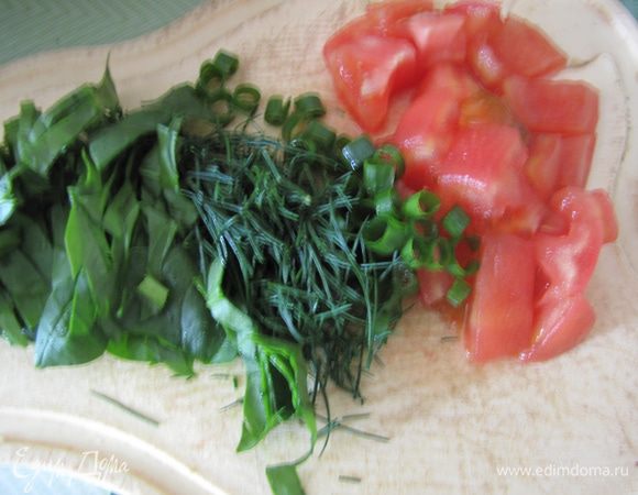 Нашинковать шпинат, укроп, зел.лук, помидор без кожицы. морковь натереть на терке. Слить рис.