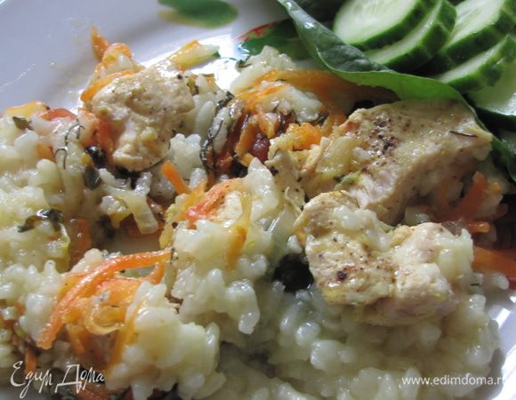 В горшочек выложить рис, мясо, нашинкованные помидор, зелень, морковь.Добавить 1 ст.ложку олив.масло, соль, перец. Залить кипятком, оставив 2 см до краев горшка.
Поставить в разогретую духовку на 40 мин.Убавить до 150гр и оставить еще на 10 мин.