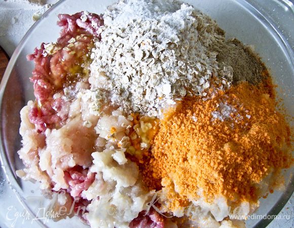 Куриное филе пропустить через мясорубку с луком. Добавить к фаршу овсяные хлопья, панировочные сухари, соль, перец, мелко нарезанную петрушку. Тщательно все перемешать. 