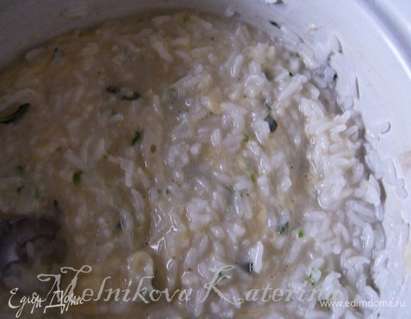 Рис отварить до готовности, остудить. Сыр потереть на мелкой терке. Добавить к рису сыр, соль и мелко нарезанный базилик. Тщательно все перемешать. 
