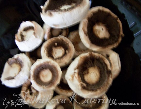 Шампиньоны очистить, удалить ножку. 