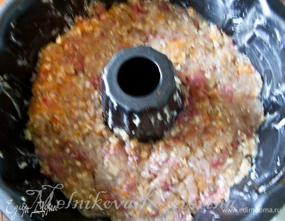 Форму-кольцо для запекания смазать сливочным маслом. Выложить в форму половину мясного фарша. 