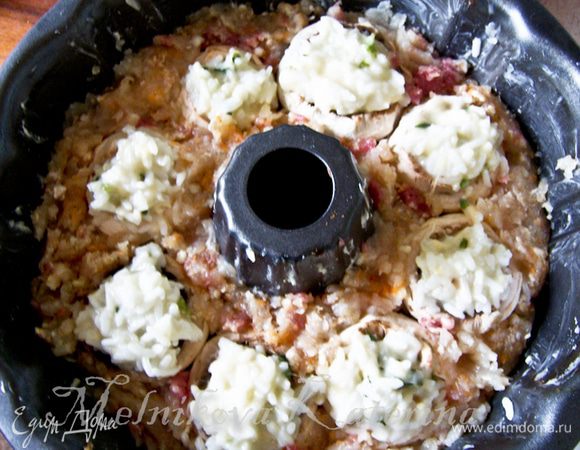 В шампиньоны выложить сырно-рисовую начинку. 