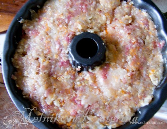 Сверху выложить оставшийся мясной фарш. Все хорошо утрамбовать. 