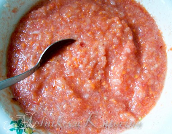 Тем временем приготовить аджику. Для этого пропустить через мясорубку помидоры, перец, морковь, лук. Всю овощную массу поставить на медленный огонь, довести до кипения.